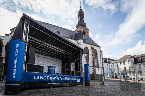 Große Bühne auf dem Kirchenplatz